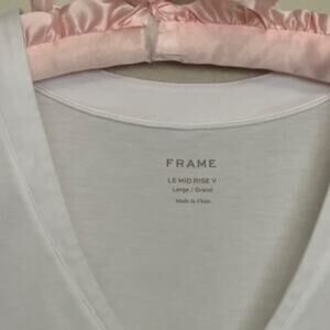 Womens L Frame Le Mid Rise V-Neck T-shirt in white pima cotton